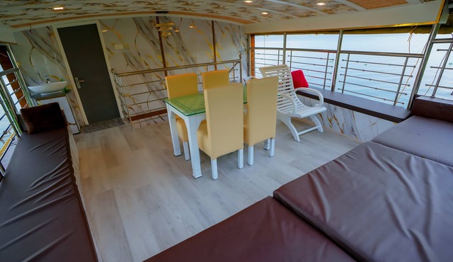 3 bedroom private semi luxury houseboat with all meals