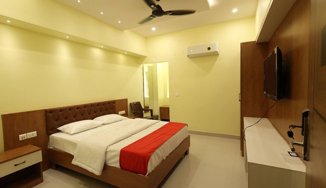 38 A/C Rooms, Wedding Hall SB Square. Near to Sai Priya and A1 grand.