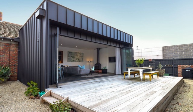 3BED| 3BATH| WOOD FIRE| AIR-CON | SLEEPS 8 | OFF STREET PARKING | PET FRIENDLY in Ballarat Central