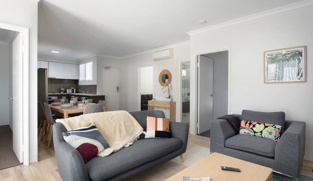 3BR Sanctuary: Riverside Escape Near Freo & Perth in Attadale