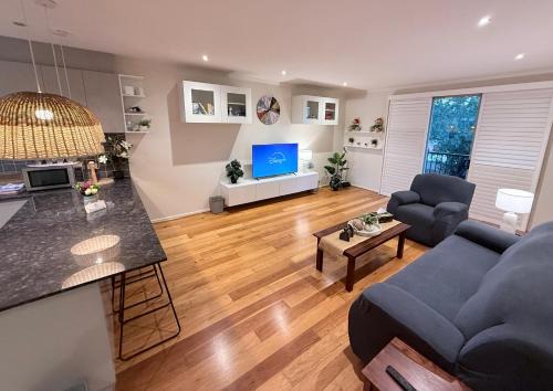 3BR Townhouse w Living Room Full Kitchen Laundry Internet Free Parking Trams Highpoint 6min City CBD 18min in Maribyrnong