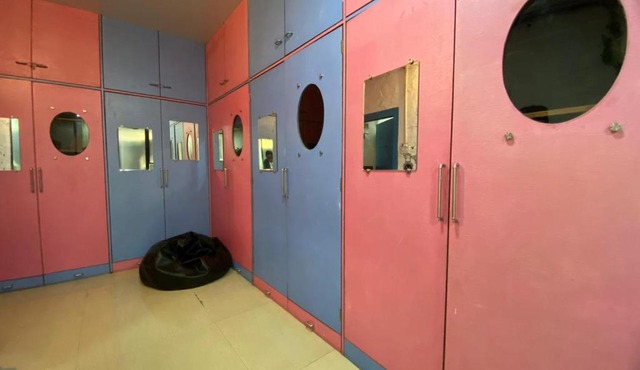 3RK Ac Apartment in Khar West near the station