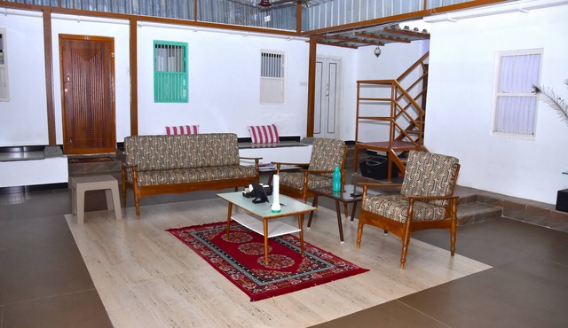 4-bedroom farmhouse in delightful Udumalaipettai with WiFi, AC