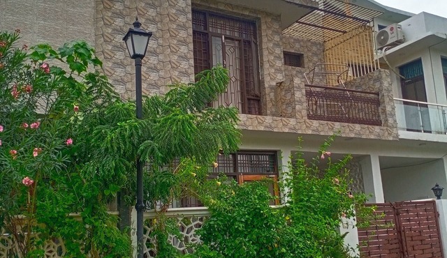 4-bedroom villa in welcoming Lucknow with AC, WiFi. Enjoyable stay guaranteed
