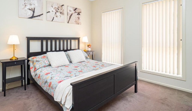 4 BR Home with Garage- short walk to shops, cafe, dining, and supermarkets in Smithfield