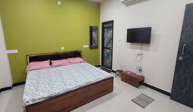 4 minutes From Mahakaleshwar Temple ! Family-sized Fully Clean With Free Wifi