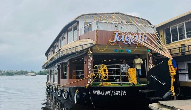 4bedroom private houseboat or 4bedroom suite