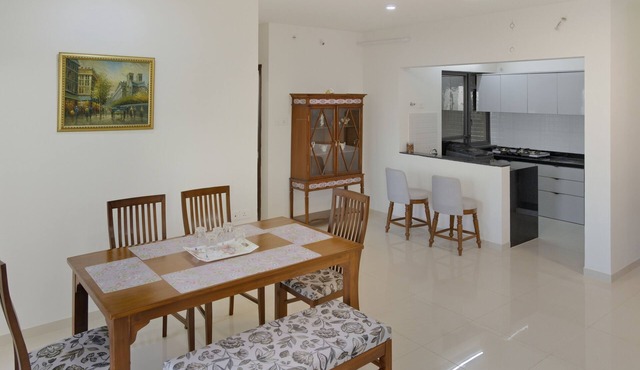 4BHK flat 5 min drive from Oxford Golf Resort Pune and Flame university