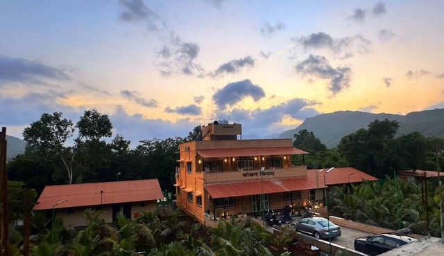 4BHK Luxury Riverside Villa in Mulshi, ideal for large groups.
