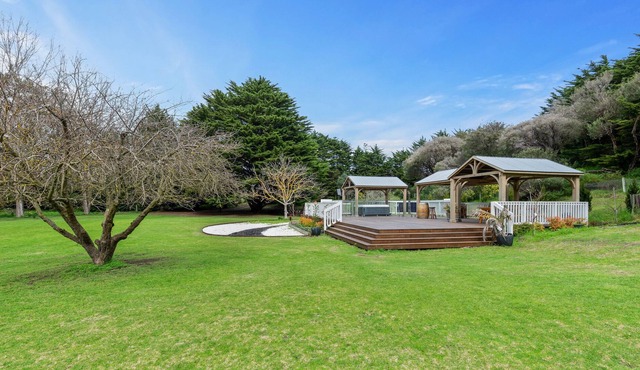 5 Acre Home at St Andrews Beach with Spa in Fingal
