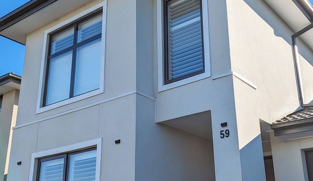 5 Bedrooms, 4 and half Bathrooms, Spacious, Bright Clyde Stay Near Parks & Shop in Clyde