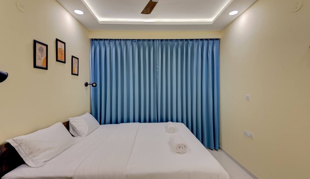 5 mins to GOI airport! Family sized Apt with deck. Access to Pool, Sauna & more.