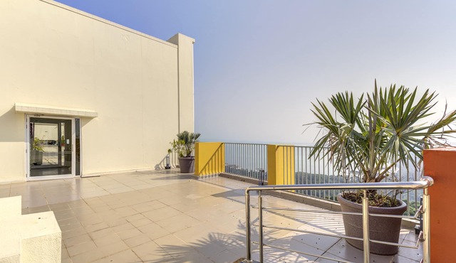 5km GOI Arport| Two 50" TV| Resort Style amenities