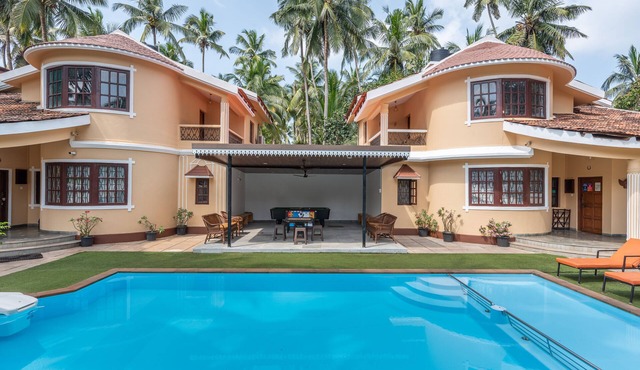 6 bedroom Private Villa on Adventure Street with Large Garden and Pool Table