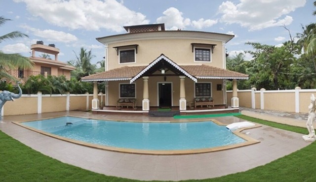 7 Bedroom Villa with a Private Swimming Pool - 2 minute walk to Calangute Beach