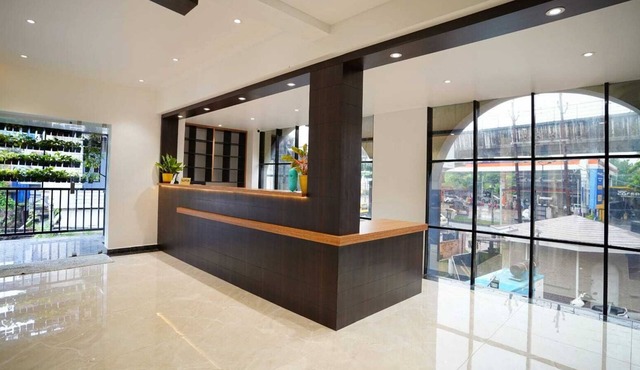 7 The Business Hotel