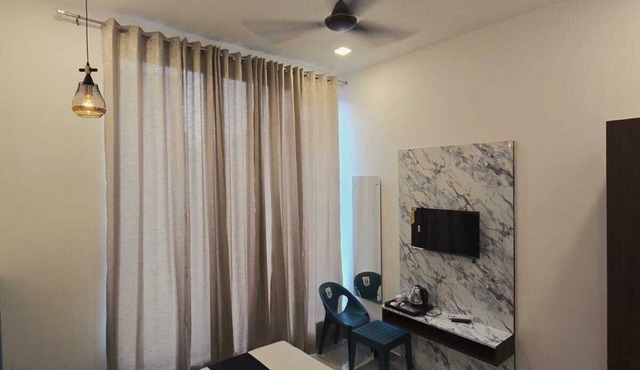 8-bedroom bed & breakfast in amazing Agra with AC walk to Taj Mahal