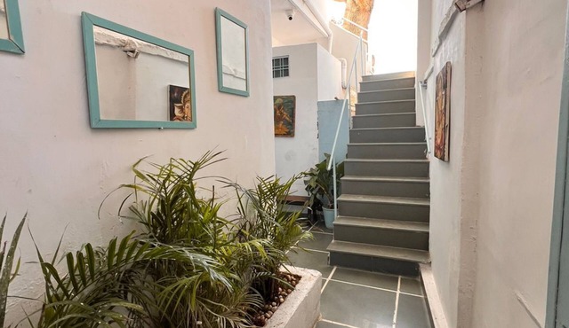 8-bedroom bed & breakfast in marvelous Udaipur with AC