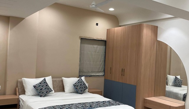 9-bedroom hotel in perfect Anand with AC and fitness room