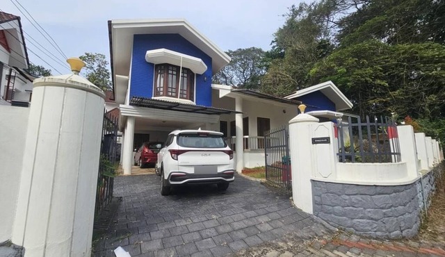 90s villa in Kanjikuzhy. Family-friendly, food nearby. Attractions close