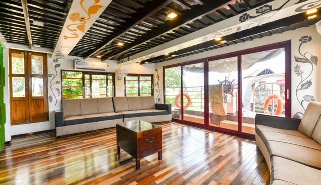 9bedroom private houseboat or 9bedroom suite