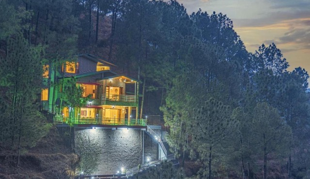 A Bluebell Villa I Jacuzzi I 3 Bedroom Villa With Open Air Lawn & BBQ l Bonfire Available l Kasauli By Exotic Stays