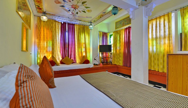 A.C. room with swimming pool (cool,chill, relax)