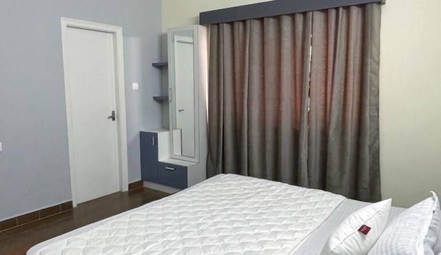 A GLORIOUS 2 & 4 BHK WITH LAKE VIEW
