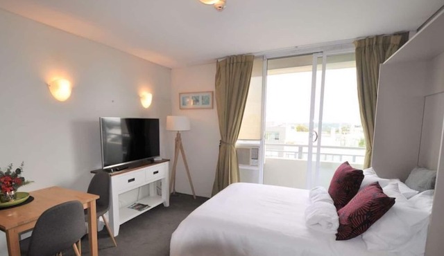 A Lovely Light Filled, Modern Furnished Studio In A Central Location