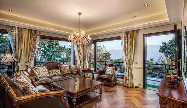 A Majestic Luxurious Rajasi Villa Overlooking The Ganges and Rishikesh Valley