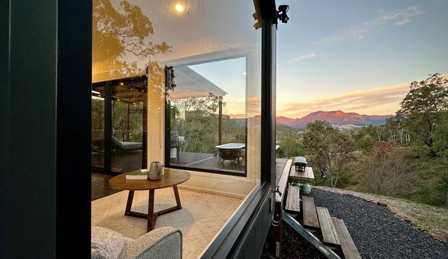 A tranquil getaway awaits. Luxurious cabin with breath-taking mountain views. in Darlington