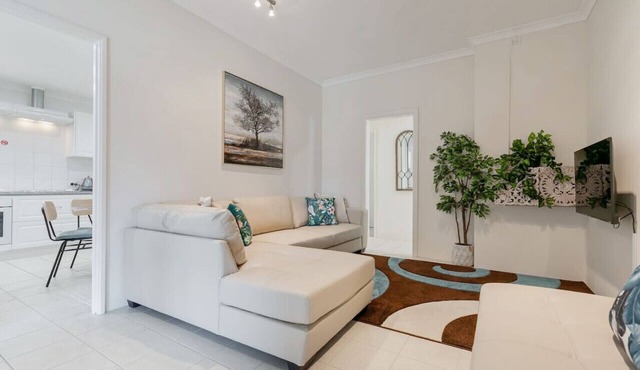 A9 - Elegant 3 bed apt in the heart of Connolly! in Connolly