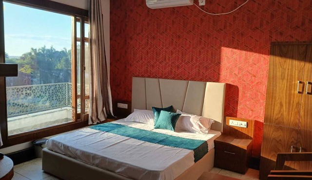 Aarav Hotel