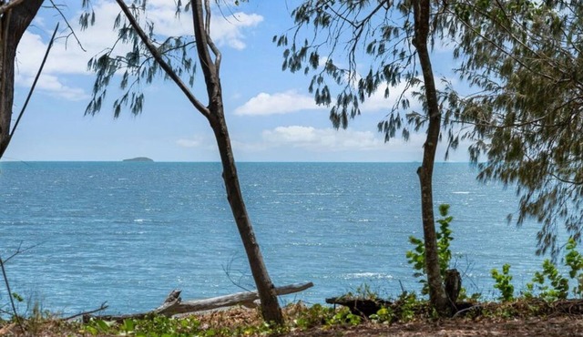 Absolute beach front pool 5 bedrooms 2 living area outdoor entertainment area in Bushland Beach
