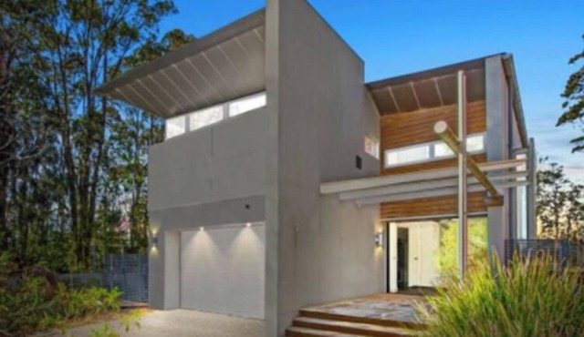 Absolute beachfront Designer house with spa in Maloneys Beach