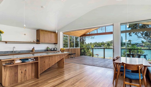 Absolute waterfront, 3 story beach house. Walk to everything. in Brunswick Heads