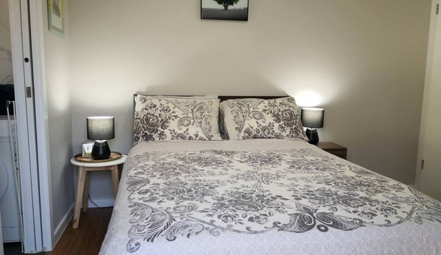 Adorable 1bedroom guesthouse in Narwee with deck