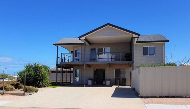 Agape Holiday House | Sea Views, Pool Table & Beach Escape | Sleeps 10 in North Beach