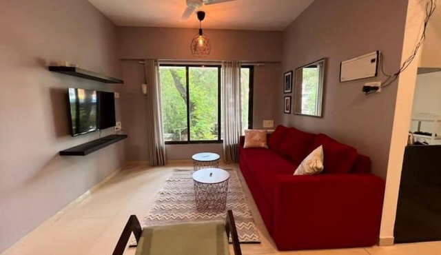 Airy 1 bed 2 bath in Bandra Area Wifi Netflix in Mumbai