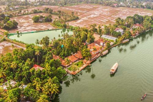 Alaya Stays Palm Dale Heritage Backwater Retreat with Garden & Restaurant