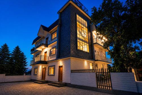 Alaya Stays Snowdrop 3 BHK Apartment, Mussoorie