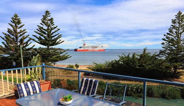 Alice Beside The Sea - 4 Bedroom Upstairs Apartment. in Devonport