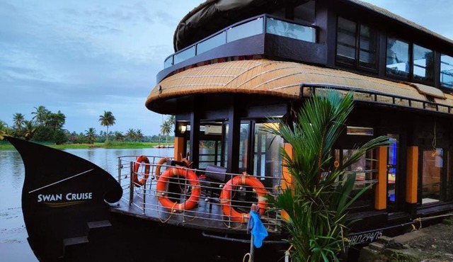 Alleppey house boat Swan cruise