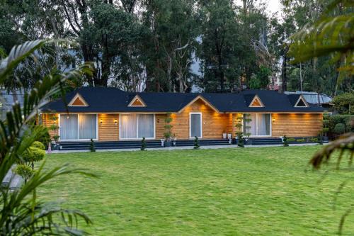 Alora in the Hills Pet-friendly with Shared Garden, Pergola Lounge, & TT Table