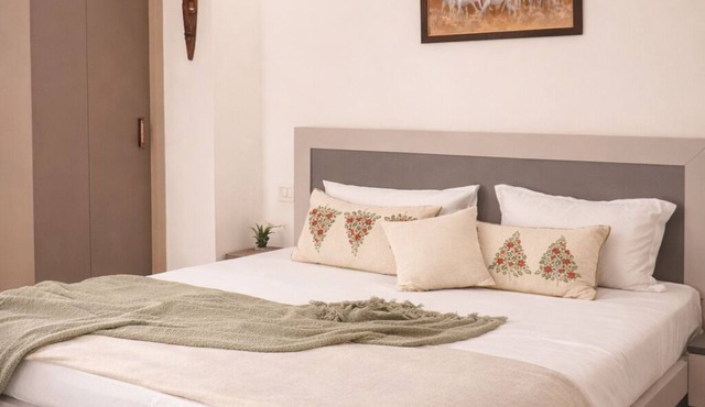 Amlatas Home, 1-bedroom apartment with AC in pleasant Gurugram location