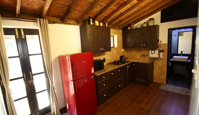 An affordable luxury homestay: pet-friendly, outdoor whirlpool tub