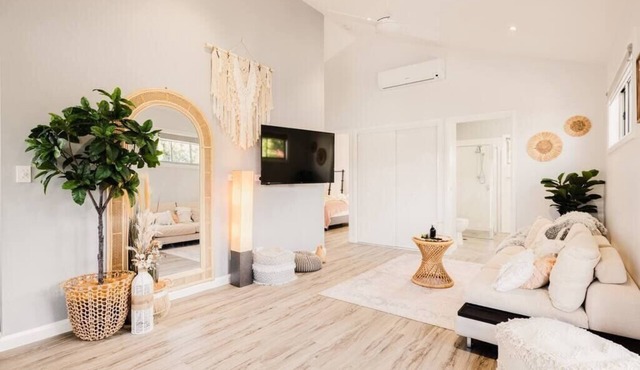 An Idyllic Boho Style Retreat,High-end kitchenware in Mermaid Waters
