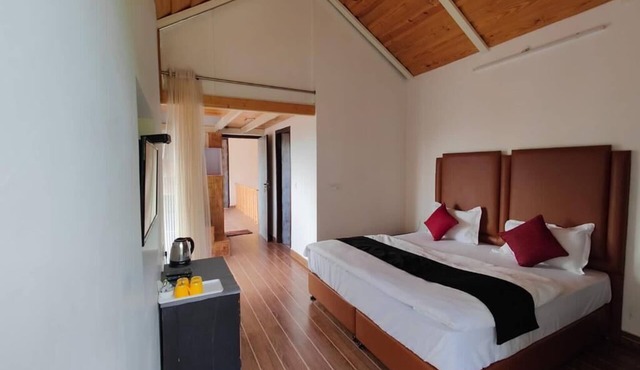 An independent Cottage with mountain view and 10 minutes walk from the lake.