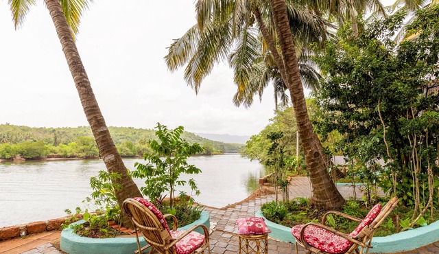 Angel's 2BHK Riverside vila on the Talpona River with WIFI , Parking
