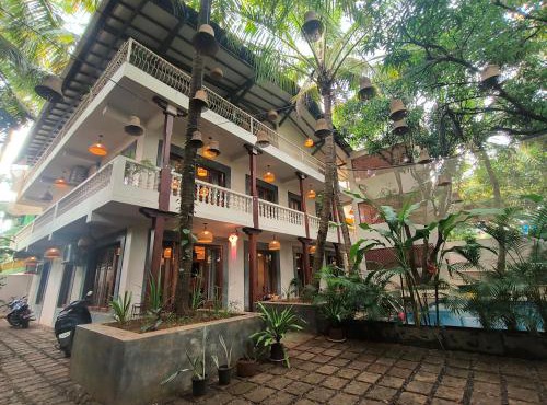 ANTIQUE VILLA with a Pool for company of 14-20 , 10 min walk Morjim Beach